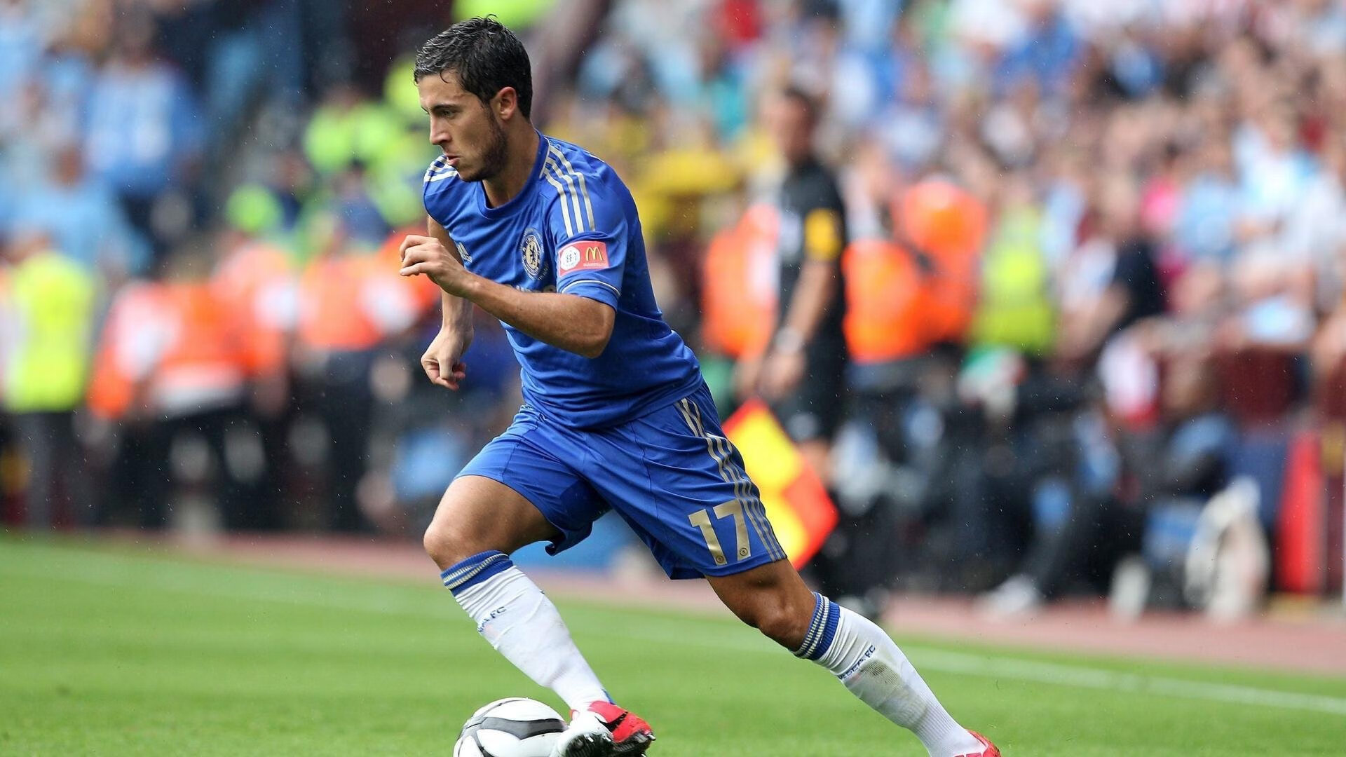 曼城中场调度精准打乱对手防守节奏，曼城主力中场