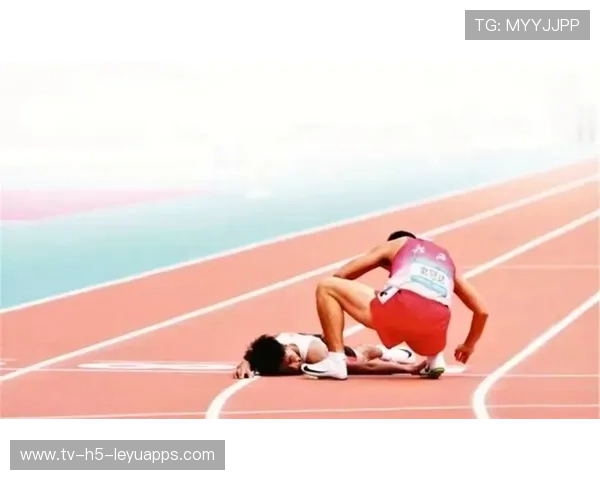 对手摔倒仍扶起他，全场一片掌声