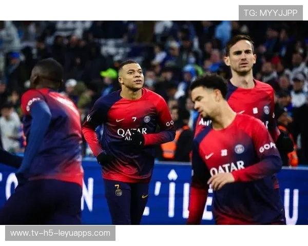 巴黎圣日耳曼后卫进行快速回撤训练，防守转换更平稳