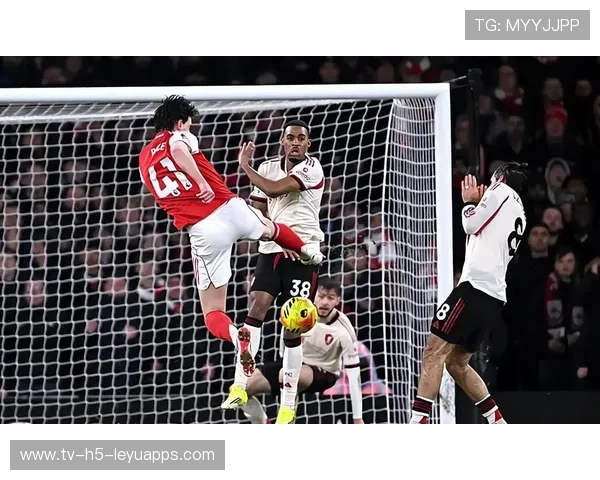 阿森纳趁乱登顶，英超争冠大战提前进入白热化