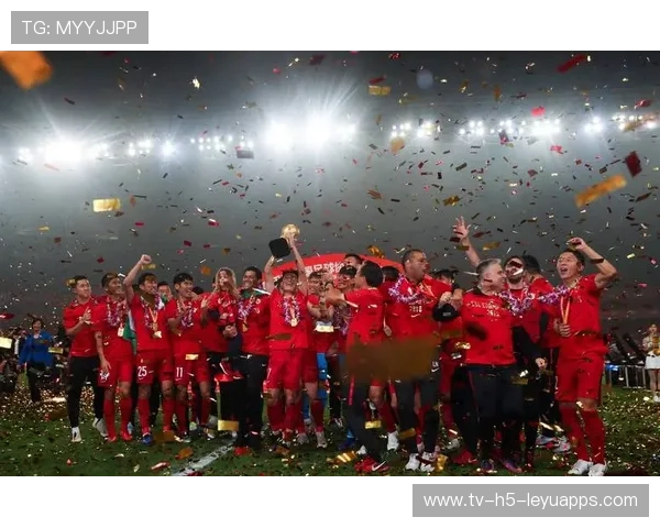 球员在中超赛场上展现出出色的团队配合意识，中超球员入场